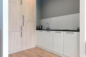 Estudio Confort | Cocina básica privada | Frigorífico, microondas, horno y placa de cocina