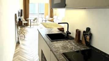 Réfrigérateur, micro-ondes, plaque de cuisson, lave-vaisselle