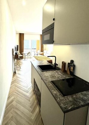 Réfrigérateur, micro-ondes, plaque de cuisson, lave-vaisselle