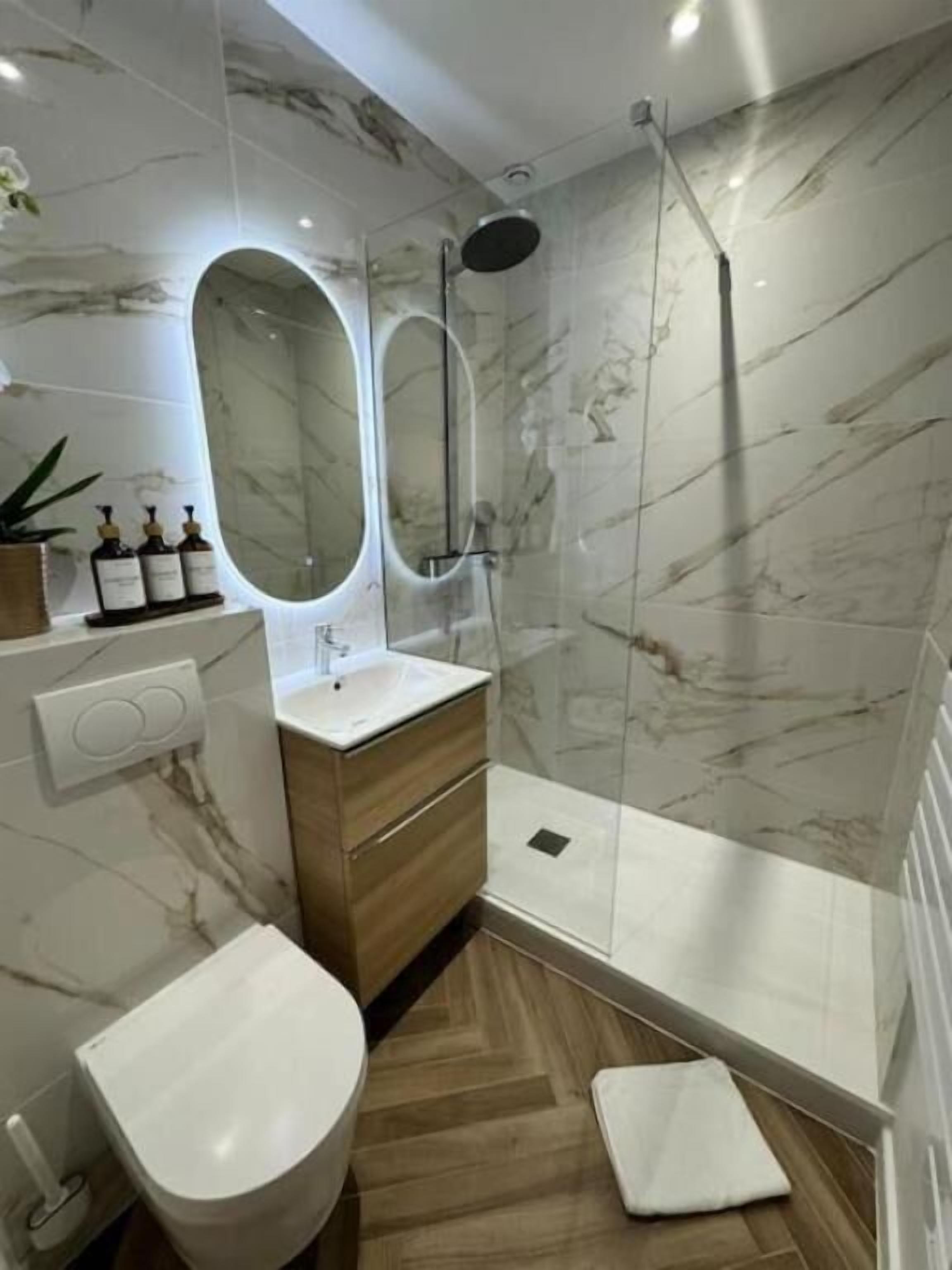 Doccia, asciugacapelli, asciugamani, sapone