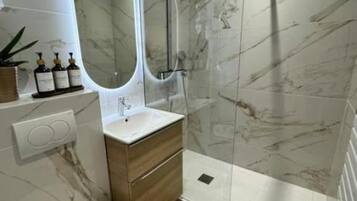 Doccia, asciugacapelli, asciugamani, sapone