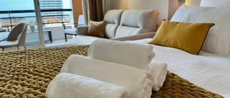 1 habitación, tabla de planchar con plancha, wifi gratis y ropa de cama
