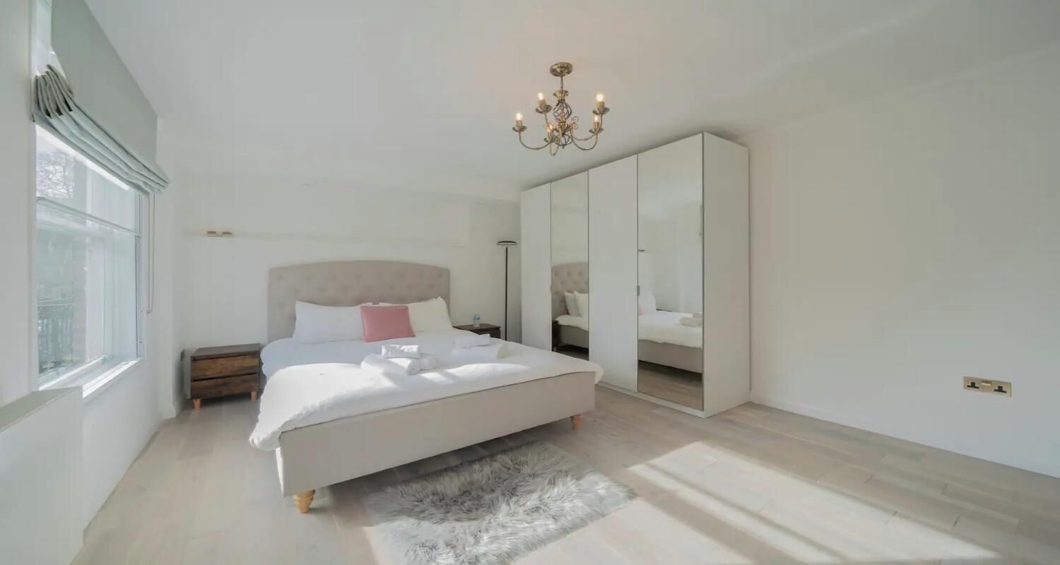 2 bedrooms, desk, iron/ironing board, travel cot