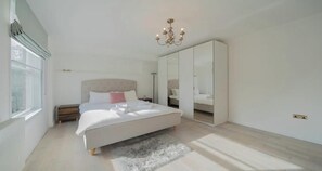 2 間睡房、書桌、熨斗/熨衫板、可攜式嬰兒床