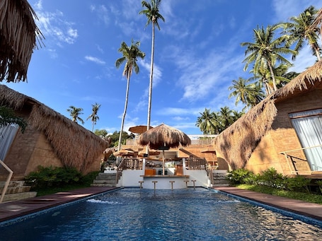 室外游泳池,日光浴躺椅,现场救生员