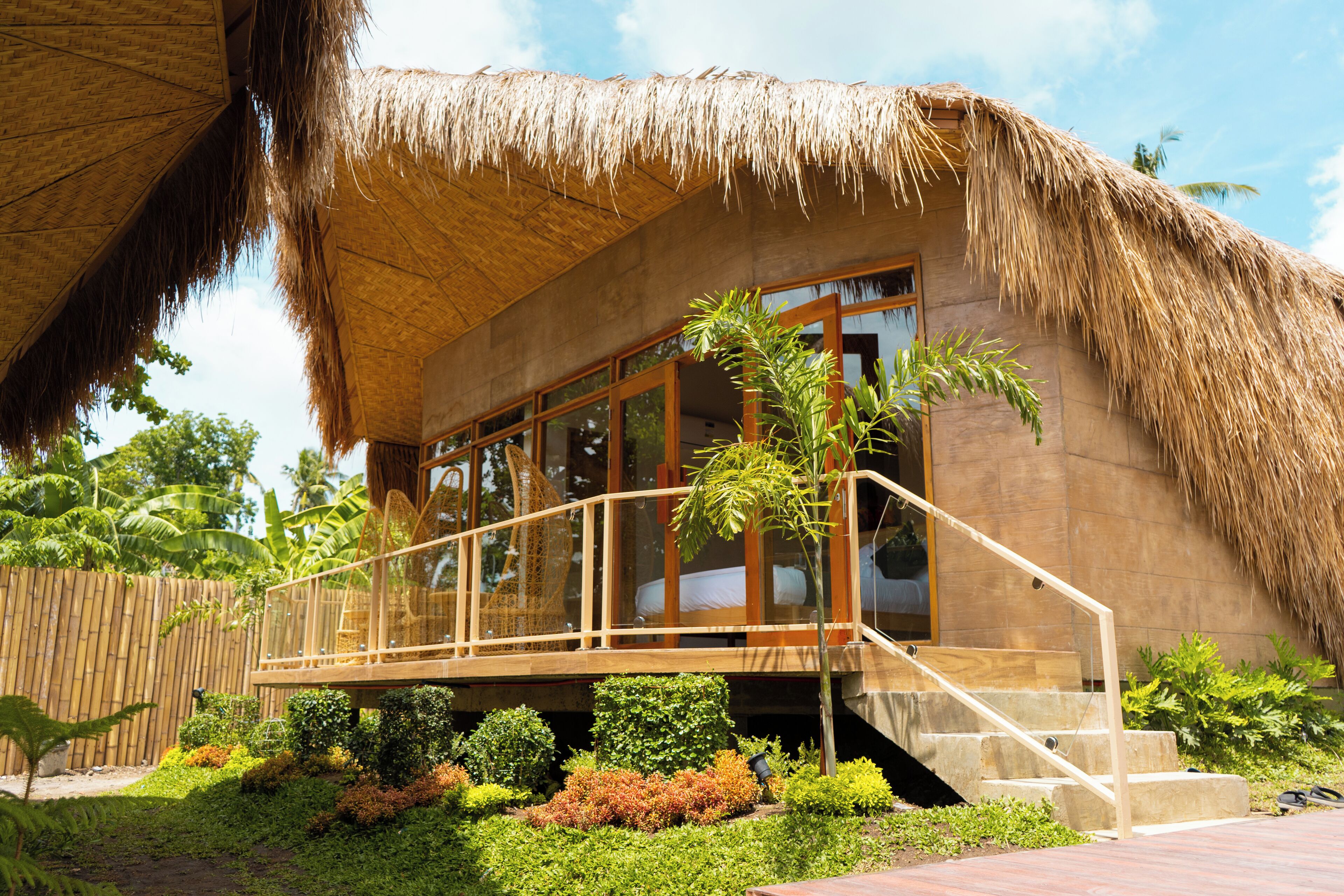 Luksusvilla | Senger med overmadrass, individuelt dekorert og blendingsgardiner