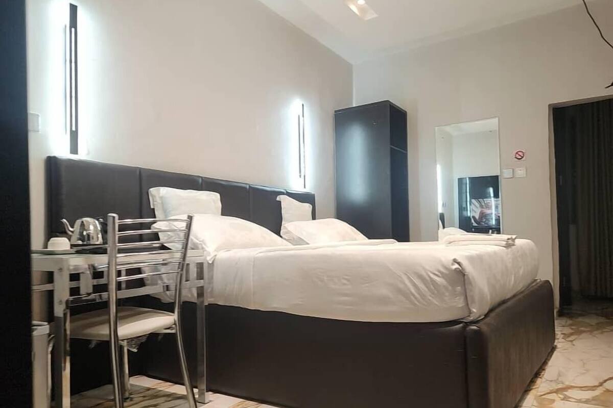 Deluxe Room | Egyptian cotton sheets, premium bedding, memory-foam beds, desk
