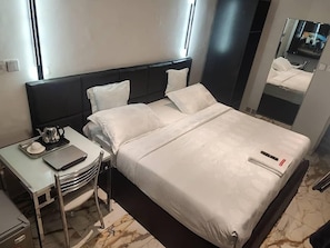 Egyptian cotton sheets, premium bedding, memory foam beds, desk - Triple Tee Luxury Hotel (Lagos)