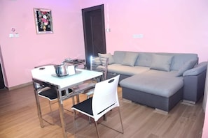 Basic Apartment | Egyptian cotton sheets, premium bedding, memory foam beds, desk - Triple Tee Luxury Hotel (Lagos)