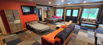 Spacious 2 bedroom, sleeps 12, indoor hottub, beautiful location for Aurora!