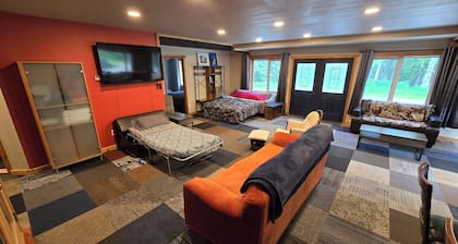 Spacious 2 bedroom, sleeps 12, indoor hottub, beautiful location for Aurora!