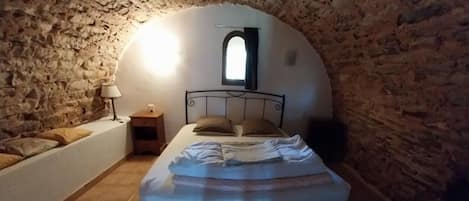 2 habitaciones, tabla de planchar con plancha y ropa de cama