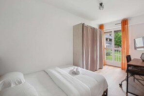 3 bedrooms, iron/ironing board, WiFi, wheelchair access - Chic apart with balcony and parking (Cergy)