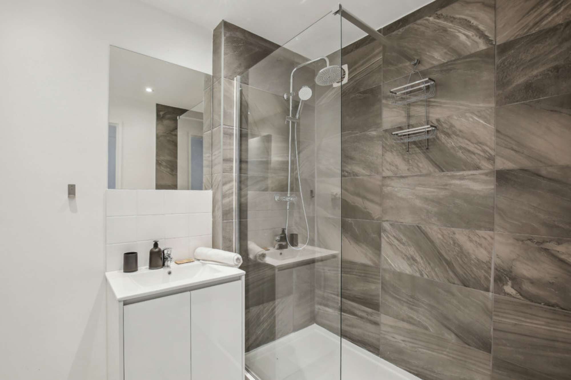 Douche, séchoir à cheveux, serviettes fournies