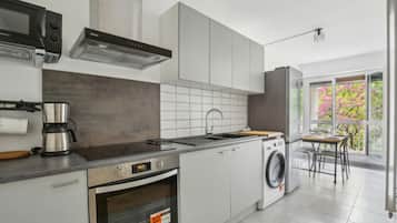 Frigorífico, microondas, horno y placa de cocina