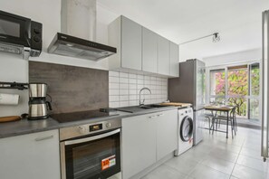 Fridge, microwave, oven, stovetop - Chic apart with balcony and parking (Cergy)