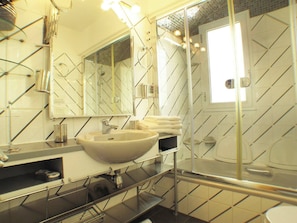 Dusche, Whirlpool, Haartrockner, HandtĂŒcher
