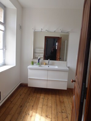 Shower, hair dryer, bidet, soap - Maison de 7 Chambres Pour 15 Personnes (Perros-Guirec)