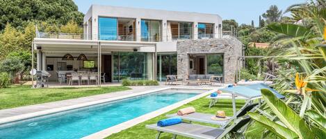 Utomhuspool och uppvärmd pool