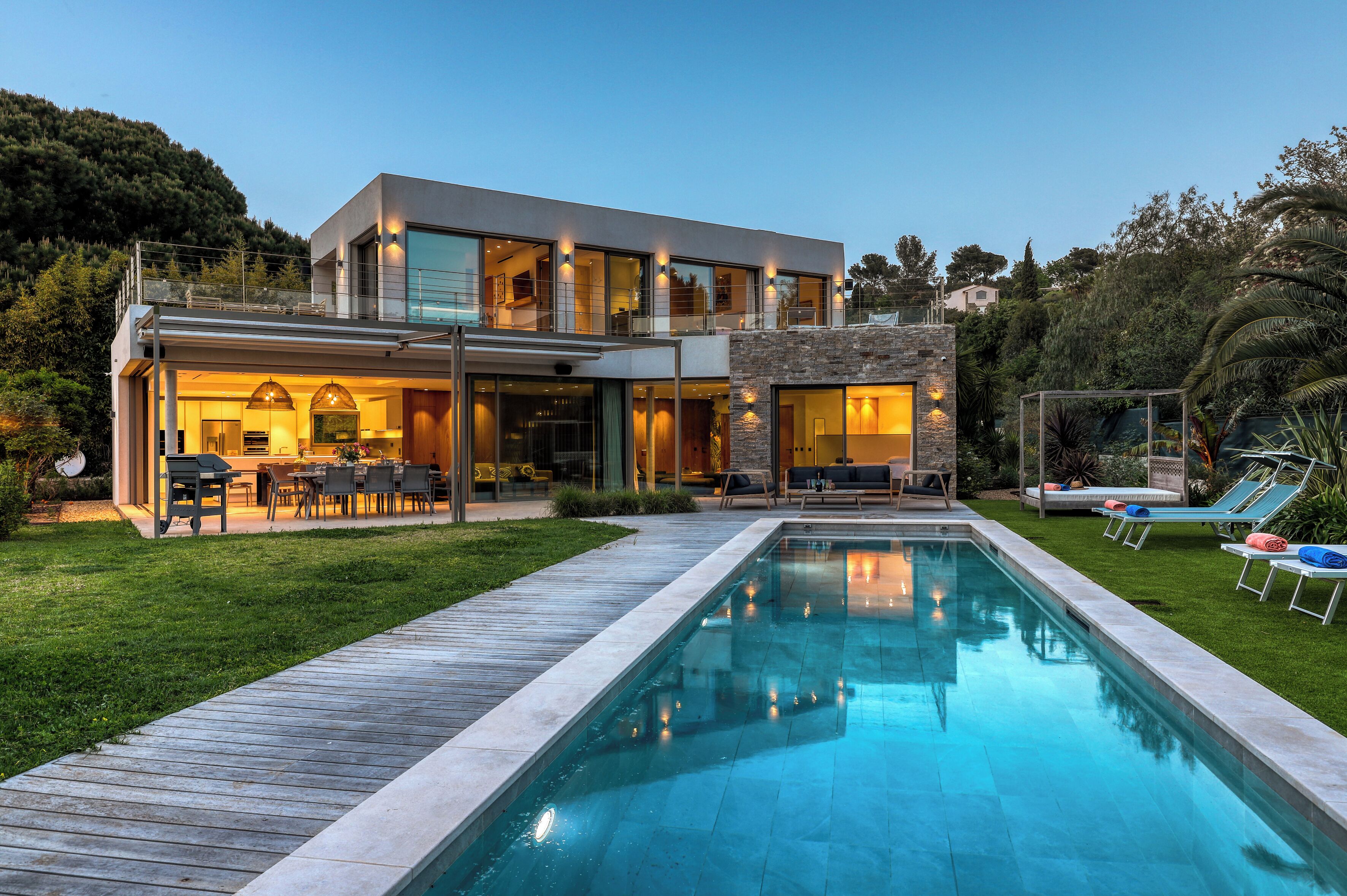 Een buitenzwembad en een verwarmd zwembad