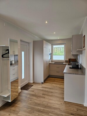 Réfrigérateur, micro-ondes, plaque de cuisson, lave-vaisselle