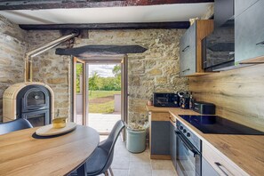 Family House, 2 Bedrooms (Casa La Vida) | Private kitchen | Fridge, microwave, oven, stovetop