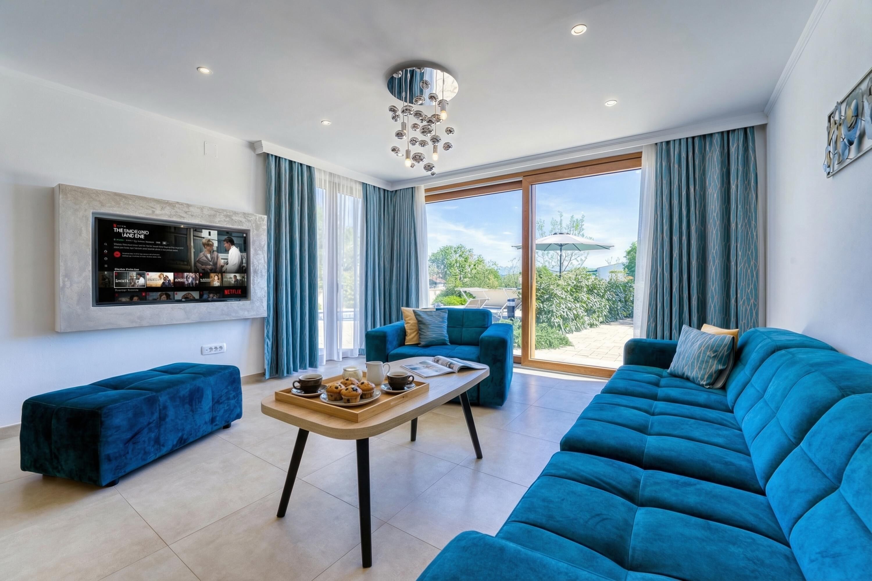 Maison Familiale, plusieurs chambres, 2 salles de bains (Villa Mare With Private Pool And) | Coin séjour | Télévision à écran plat de 21 pouces avec chaînes par satellite