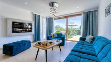 Maison Familiale, plusieurs chambres, 2 salles de bains (Villa Mare With Private Pool And) | Coin séjour | Télévision à écran plat de 21 pouces avec chaßnes par satellite