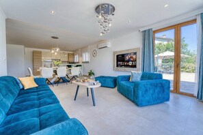 Casa familiar, varias habitaciones, 2 baños (Villa Mare With Private Pool And) | Área de sala de estar | Televisión de pantalla plana de 21 pulgadas con canales vía satélite 