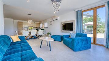 21 inci televisyen skrin rata dengan satelit