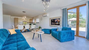 Maison Familiale, plusieurs chambres, 2 salles de bains (Villa Mare With Private Pool And) | Coin séjour | Télévision à écran plat de 21 pouces avec chaßnes par satellite