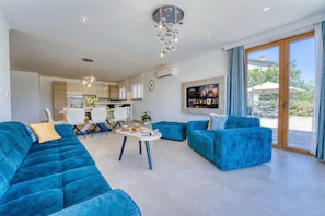 Familienhaus, Mehrere Schlafzimmer, 2 Bäder (Villa Mare With Private Pool And) | Wohnbereich | 21-Zoll-Flachbildfernseher mit Satellitenempfang