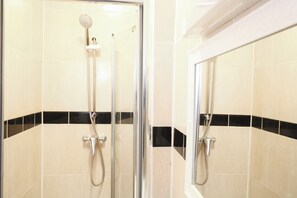 Basic Triple Room | Bathroom