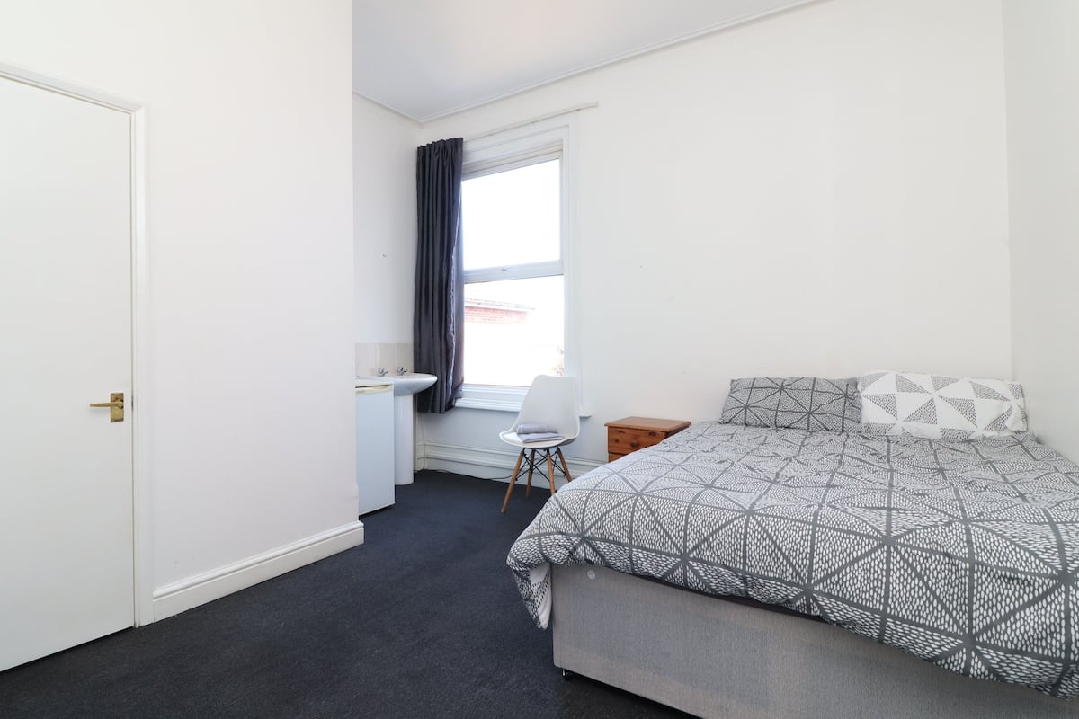 Basic-Doppelzimmer, mit Bad | Individuell dekoriert, individuell eingerichtet, kostenloses WLAN