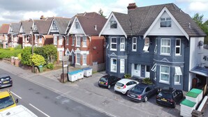 A row of terraced houses with a street in front. - Pebbles Guest house (Southampton)
