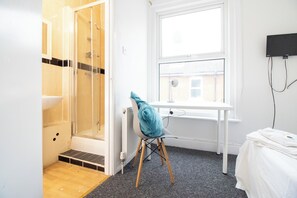 Habitación básica, baño en la habitación | Decoración personalizada, muebles diferentes y wifi gratis 