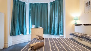 Habitación básica doble, baño en la habitación | Decoración personalizada, muebles diferentes y wifi gratis 