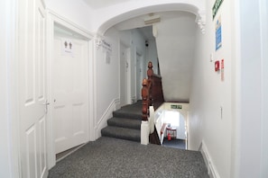 Basic Triple Room | Living area - Pebbles Guest house (Southampton)