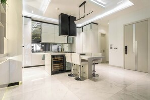 Deluxe Apartment | Private kitchen