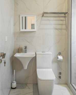 Deluxe-Apartment | Badezimmer | Haartrockner, Bademäntel, Hausschuhe, Bidet