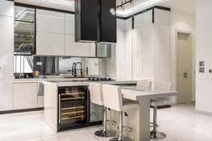 Leilighet – deluxe | Eget kjøkken | Kjøleskap, mikrobølgeovn, ovn og kokeplater