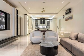 Deluxe Apartment | Living area