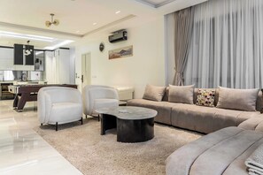 Leilighet – deluxe | Oppholdsområde | En 50-tommers LED-TV med kabel-kanaler samt Netflix og strømmetjenester