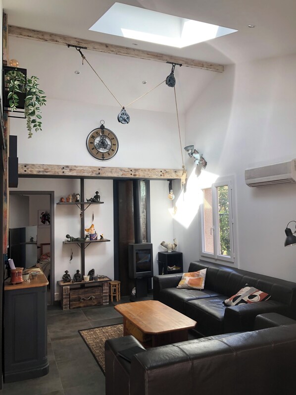 TV, books - Villa Avec Jardin et Terrasses Proche de la mer (Villeneuve-lès-Maguelone)