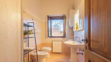 Douche, sĂšche-cheveux, bidet, serviettes fournies