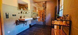 Douche, séchoir à cheveux, serviettes fournies, savon