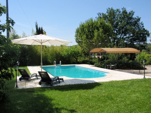 Villa Avec Piscine au Pied du Ventoux. Animaux de Compagnie Acceptés!