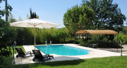 Villa Avec Piscine au Pied du Ventoux. Animaux de Compagnie Acceptés!