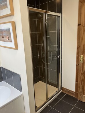 Dusche, Haartrockner, Handtücher