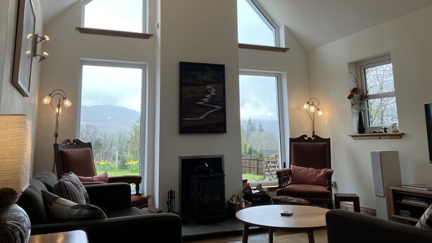 Smart TV, fireplace, books, stereo - Oiseval is a pet friendly cottage with magnificent views. (Fort Augustus)